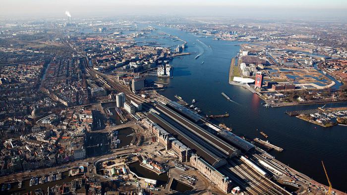 Amsterdam chooses the bridge over the IJ